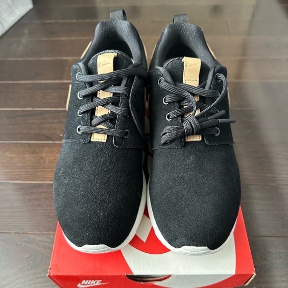 Nike Roshe One Shoes - Picture 2 of 3